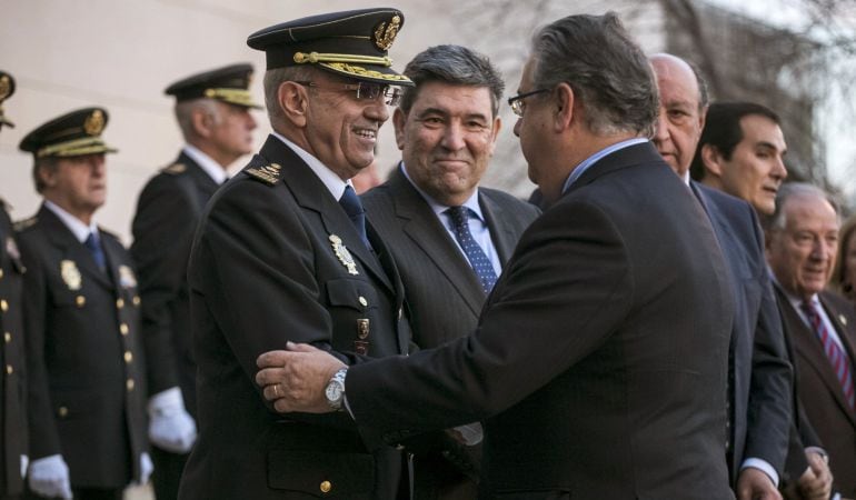 El ministro del Interior, Juan Ignacio Zoido (d), saluda al nuevo director Adjunto Operativo (DAO), Florentino Villabona (i), a su llegada al Complejo Policial de Canillas donde tuvo lugar la toma de posesión del número dos de la Policía Nacional.