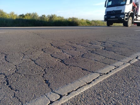 Firme en mal estado en la travesía de la N322 a su paso por Villacarrillo