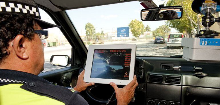 Un agente de tráfico controlando la velocidad