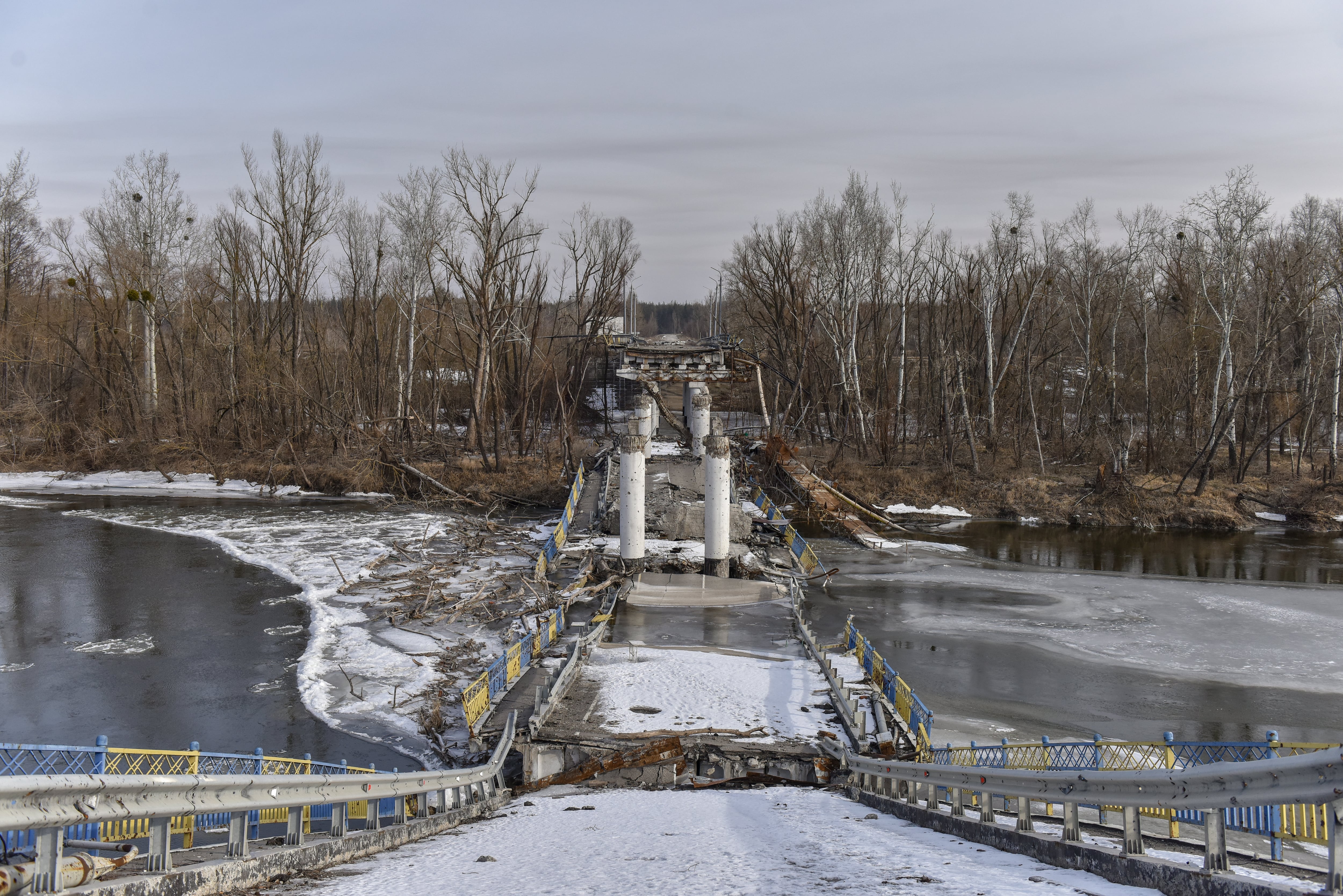 Un puente destruido sobre el Río Donets