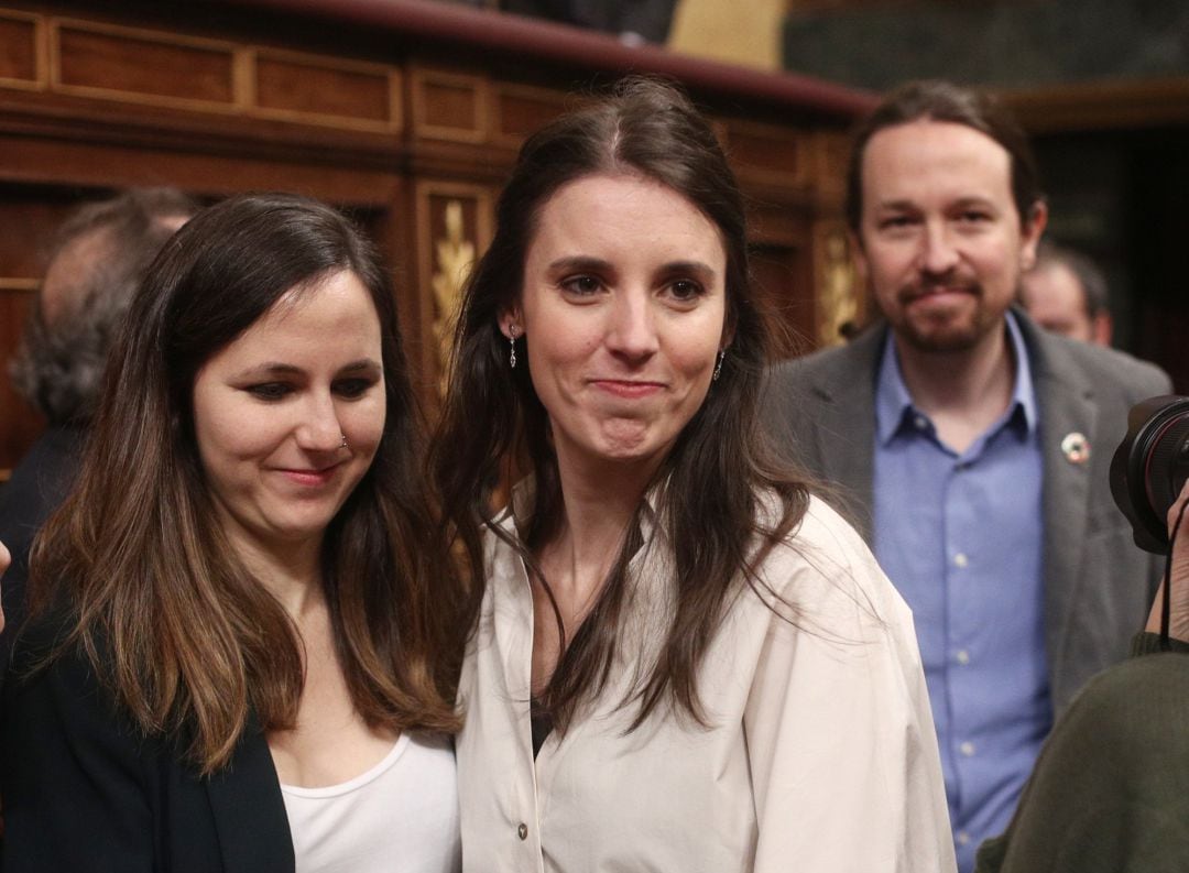 (I-D) La portavoz adjunta de Unidas Podemos en el Congreso, Ione Belarra; la portavoz de Unidas Podemos en el Congreso, Irene Montero y el secretario general de Podemos, Pablo Iglesias, entran en el hemiciclo del Congreso