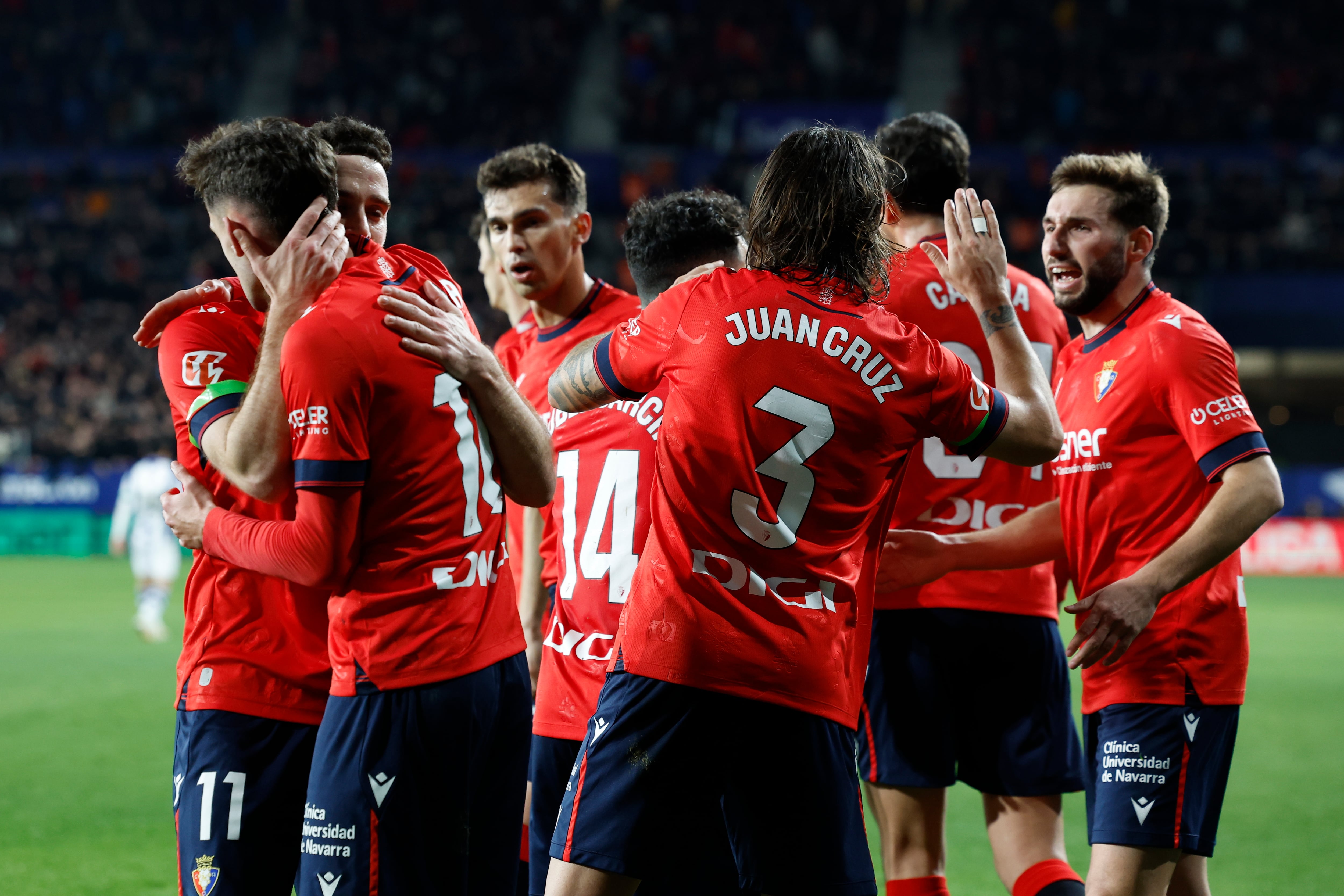 Los jugadores de Osasuna celebrando el primer gol en el Sadar de la victoria ante la Real Sociedad en liga 