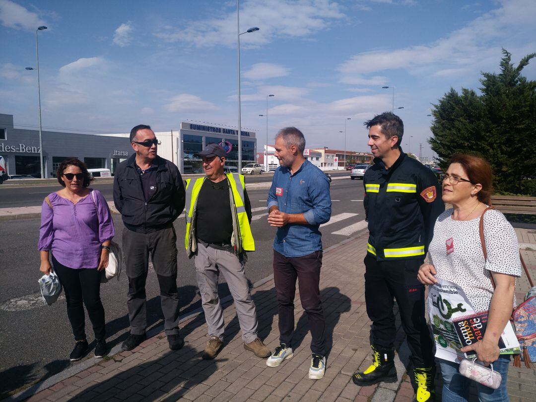 Representantes de CCOO en el Parque de Bomberos, presentando su iniciativa en movilidad urbana