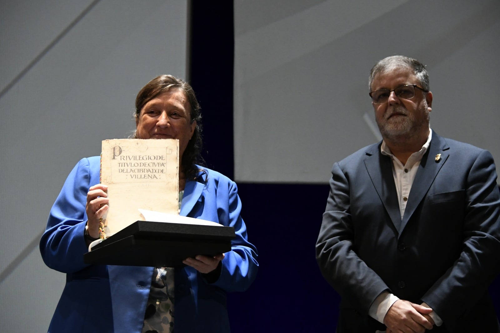 El alcalde regala un facsimil del título de Ciudad de Villena