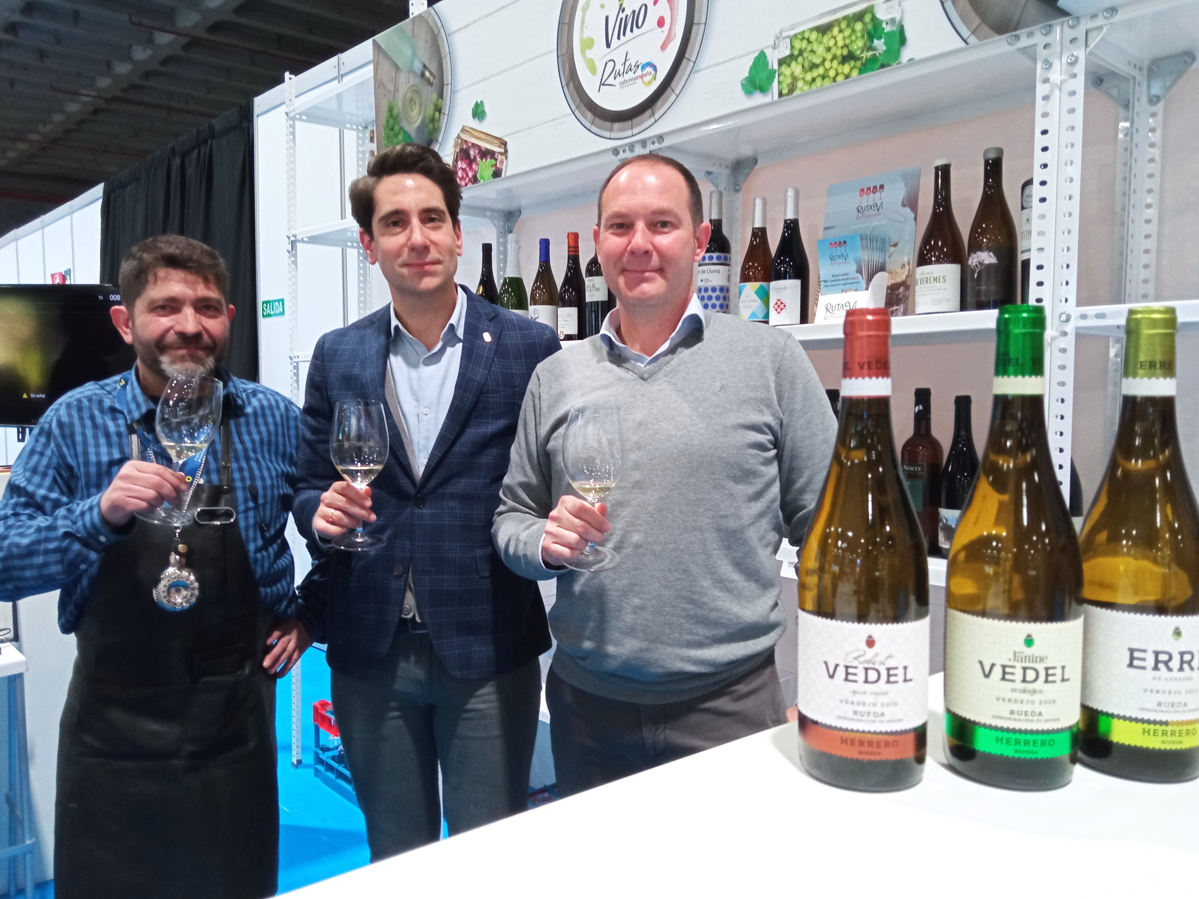 El concejal de Turismo, Miguel Merino (en el medio), en Madrid Fusión, con los hosteleros en la cata de Bodega Herrero