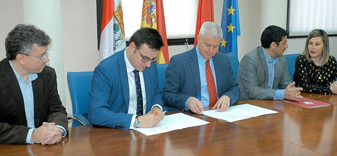 Firma entre ambos gobiernos municipales