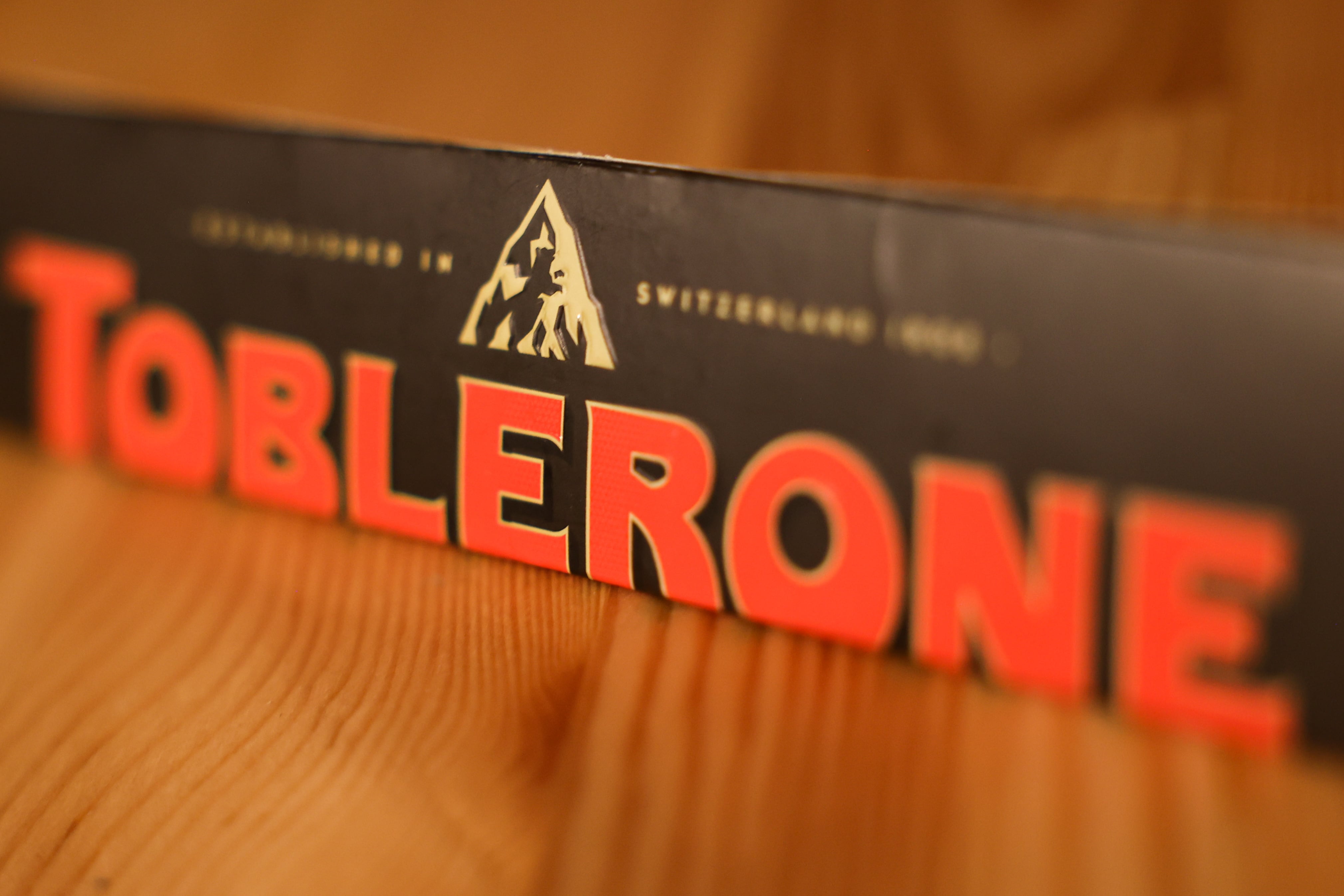Una barra de chocolate negro de la marca Toblerone sobre una mesa. NurPhoto / Getty Images.