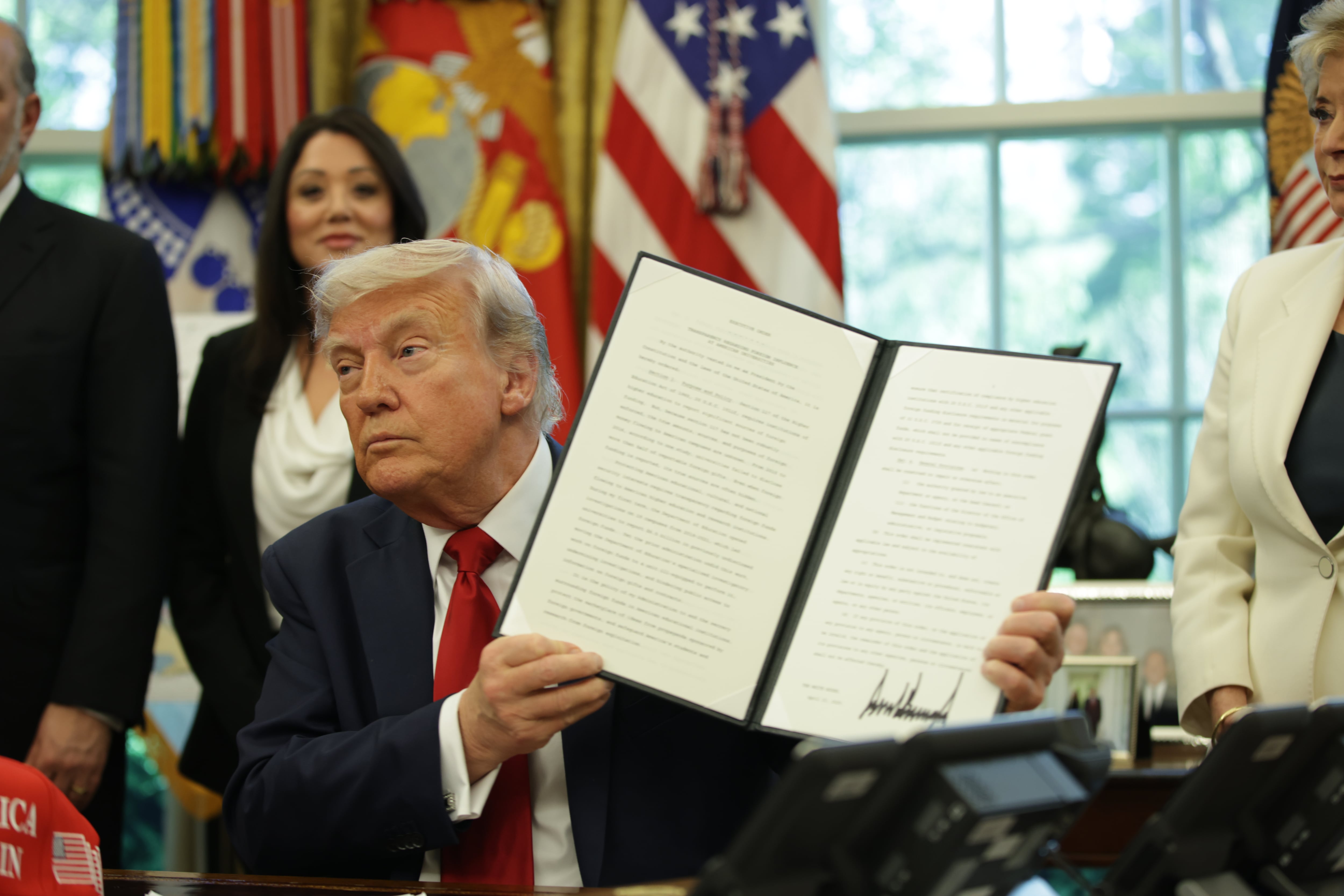 Donald Trump firmando órdenes ejecutivas en el Despacho Oval de la Casa Blanca en Washington. 