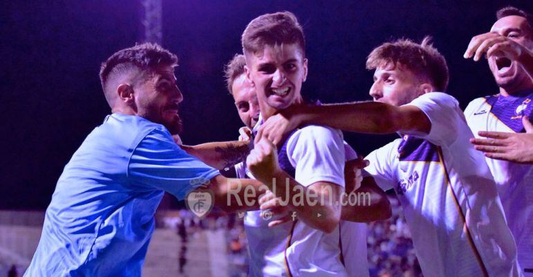 Juanca celebra el primer gol de la temporada en el Estadio de La Victoria rodeado por sus compañeros.