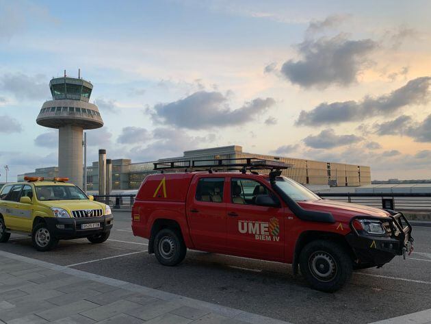 Vehicle de la UME a l'aeroport del Prat