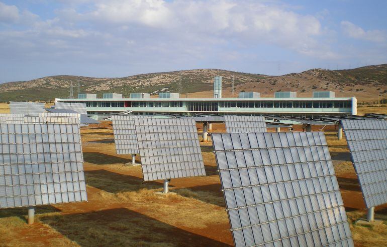 Instalación solar fotovoltaica, con las instalaciones de ISFOC Puertollano de fondo