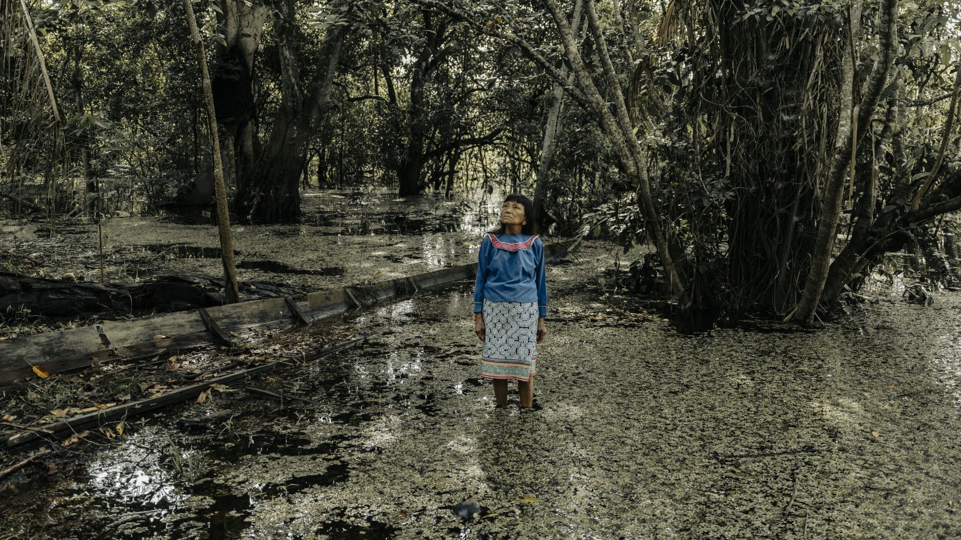 La artista Sara Flores en la selva amazónica.