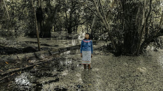 La artista Sara Flores en la selva amazónica.