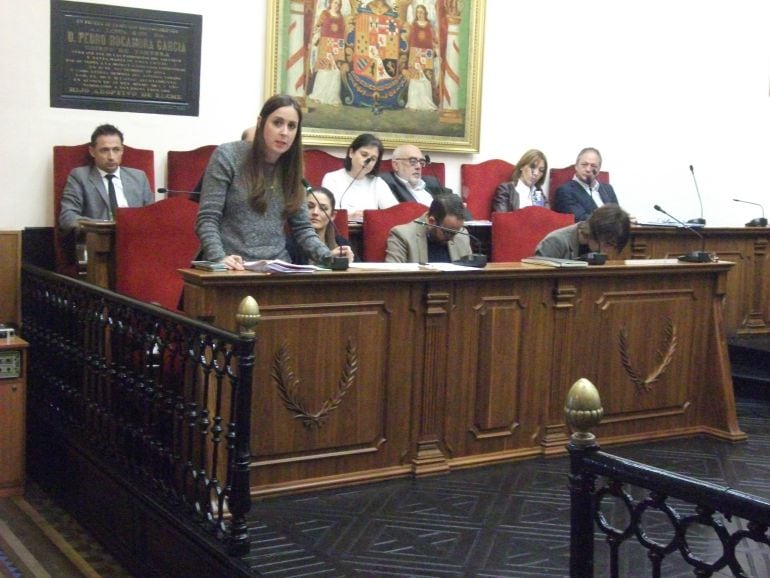 La concejala de Compromís, Esther Díez, durante su intervención en el pleno