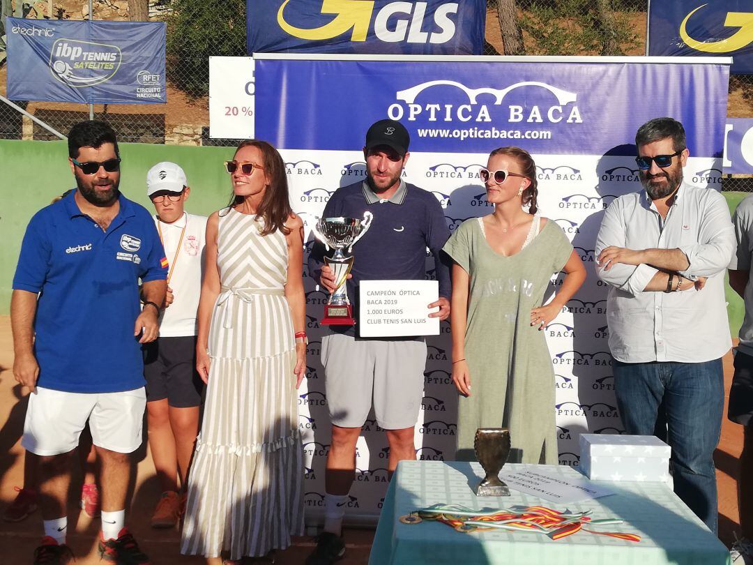 Jordi Muñoz recibe el trofeo y los 1.000 euros del primer premio del torneo de Tenis Óptica Baca