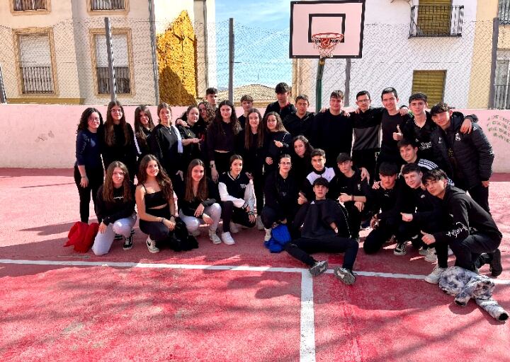 Foto de Familia con alumnos/as del IES &#039;Juan López Morillas&#039; participantes en la actividad