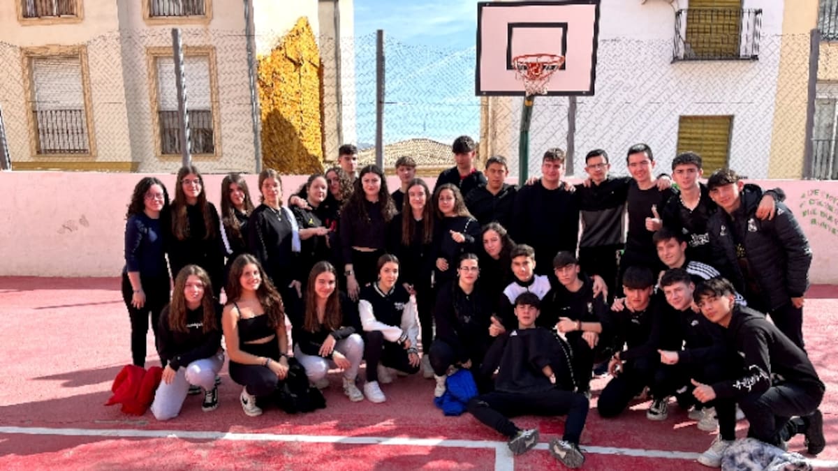Alumnos y Alumnas del IES ‘Juan López Morillas’ ejercen de monitores de Educación Física en el CEIPr ‘General Fresneda’