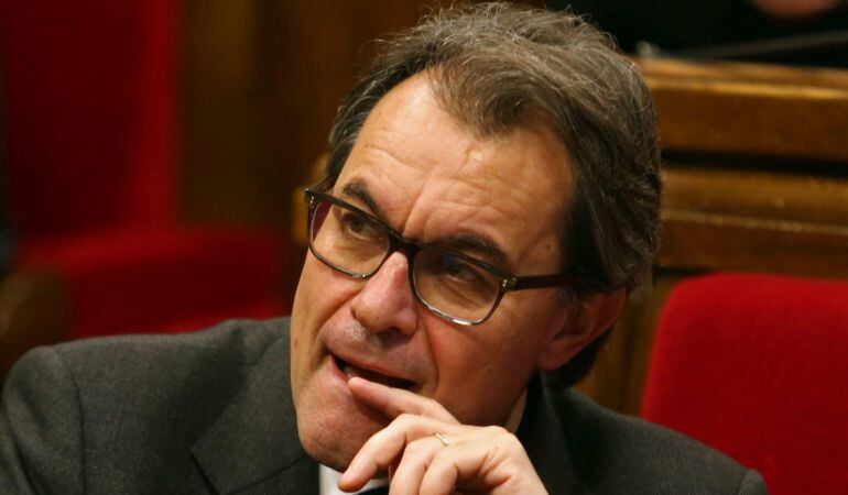 GRA365. BARCELONA, 27/11/2014.- El presidente de la Generalitat, Artur Mas, durante el pleno celebrado hoy en el Parlament de Cataluña que sigue con atención su desarrollo a la espera de celebrar los contactos con las formaciones soberanistas para saber que grado de apoyo tiene su plan independentista y la candidatura única .EFE/Toni Albir