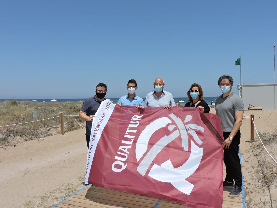 Entrega de banderas Qualitur para las playas de Dénia.