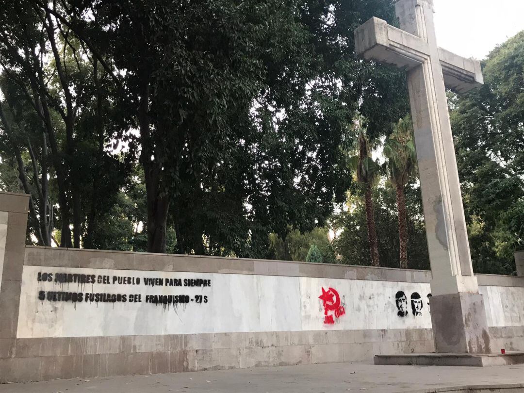 No es la primera vez que la cruz del Parque Ribalta recibe pintadas. El ayuntamiento de Castelló ha limpiado en diversas ocasiones grafitis, la mayoría de veces, con mensajes antifascistas