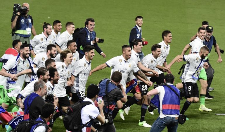 Los jugadores del Real Madrid celebrando la Liga 2016-2017.