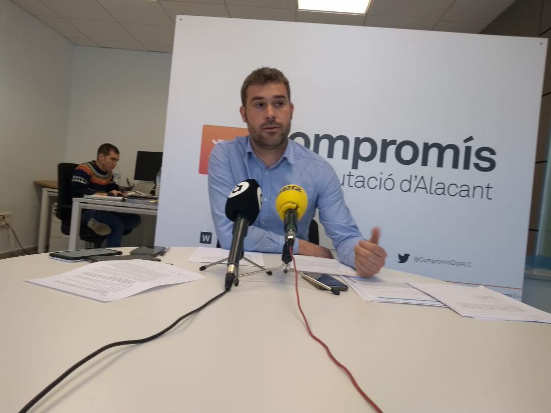 Gerard Fullana, portavoz de Compromís en la Diputación, durante su comparecencia tras presentar el recurso en el Contencioso-Administrativo.