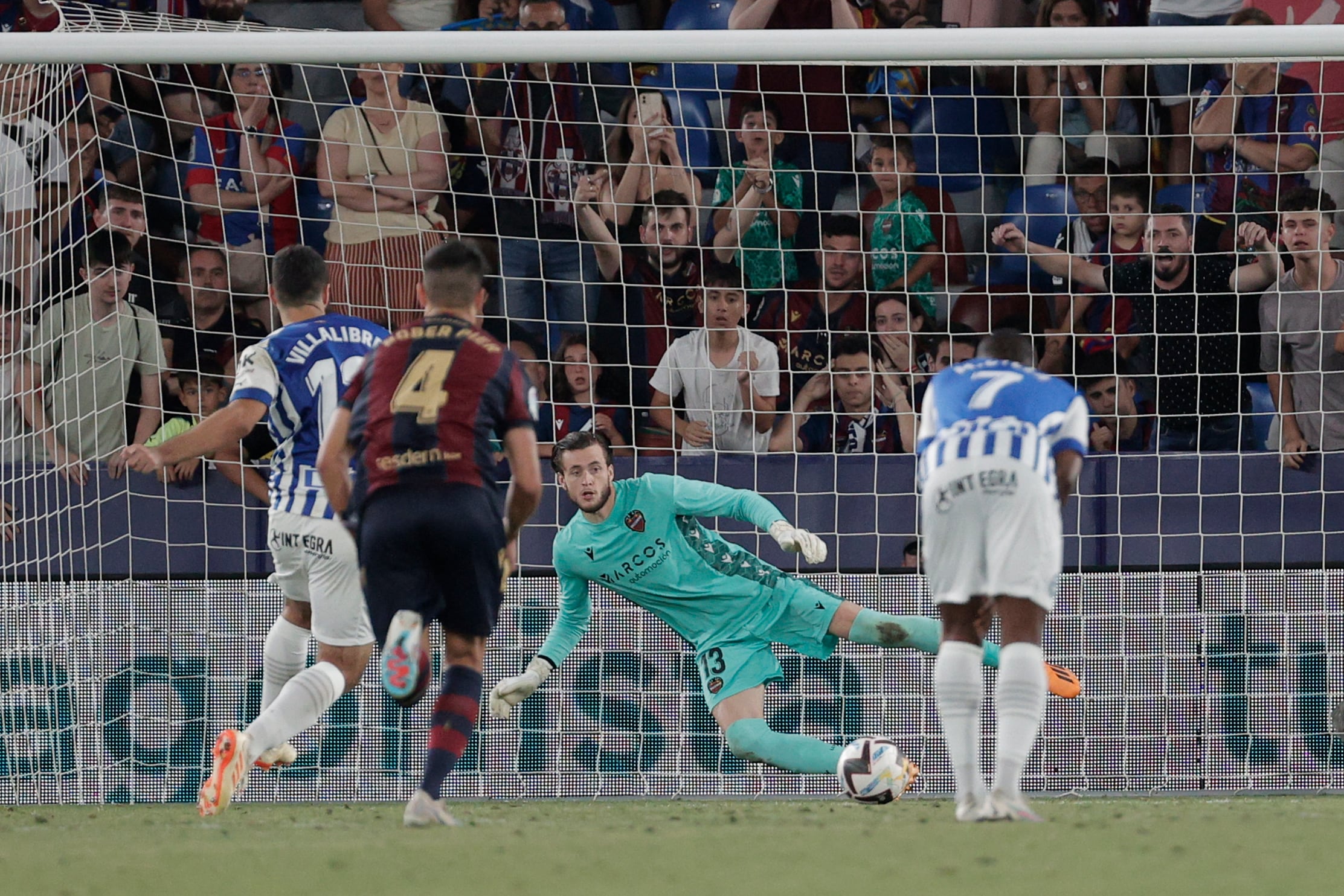 VALENCIA, 17/06/2023.- El delantero del Deportivo Alavés Asier Villalibre lanza a la portería del Levante el gol que les dará el ascenso este sábado en el estadio Ciutat de Valencia. EFE/Manuel Bruque