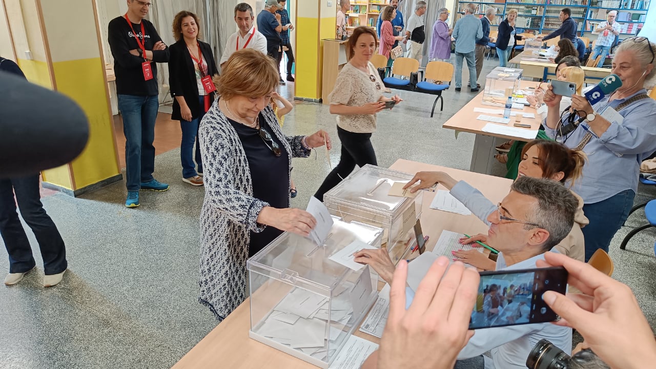 La alcaldesa y candidata a la reelección del PSOE ejerciendo el derecho al voto.