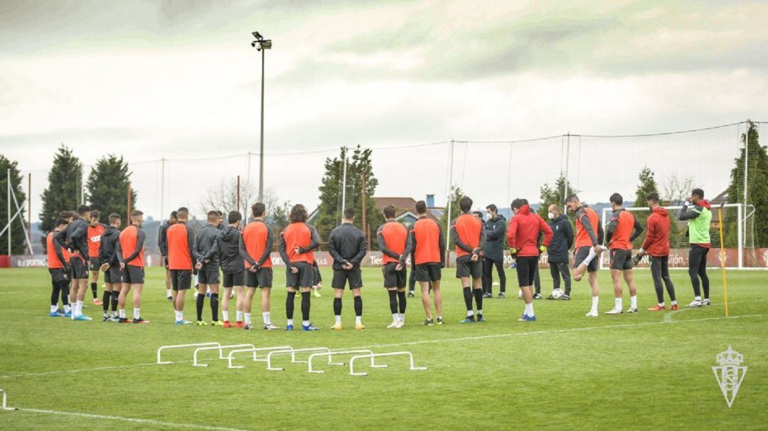 La plantilla rojiblanca durante el entrenamiento de este jueves.