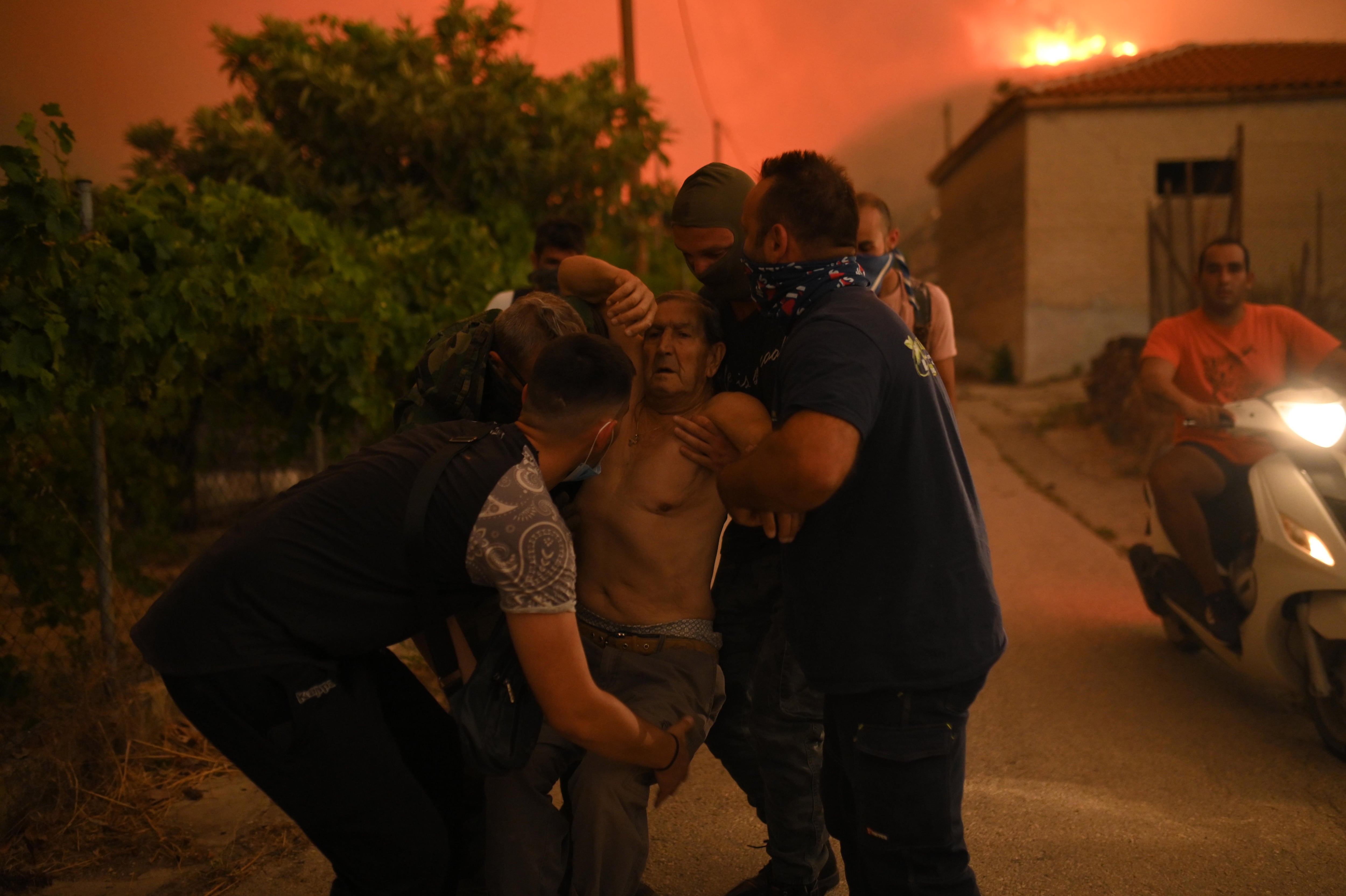 Un grupo de voluntarios ayudan a una persona mayor en Alexandroupolis, al norte de Grecia