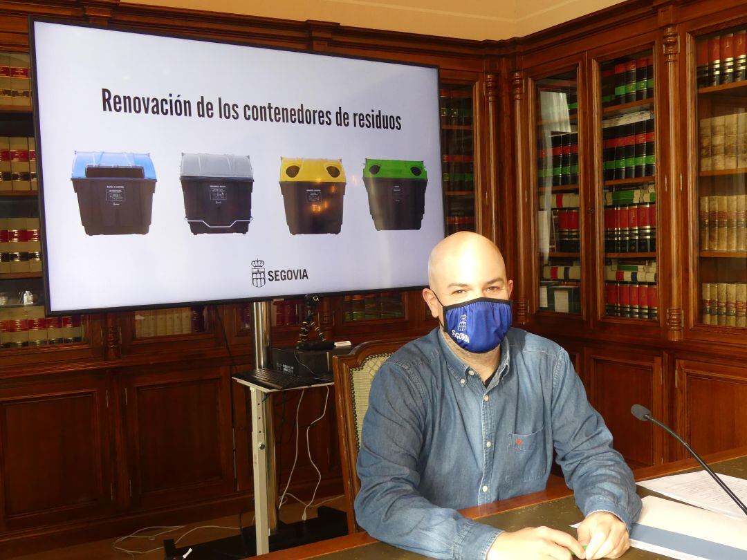 Ángel Galindo, concejal de Medio Ambiente, en la rueda de prensa de la renovacion de los contenedores