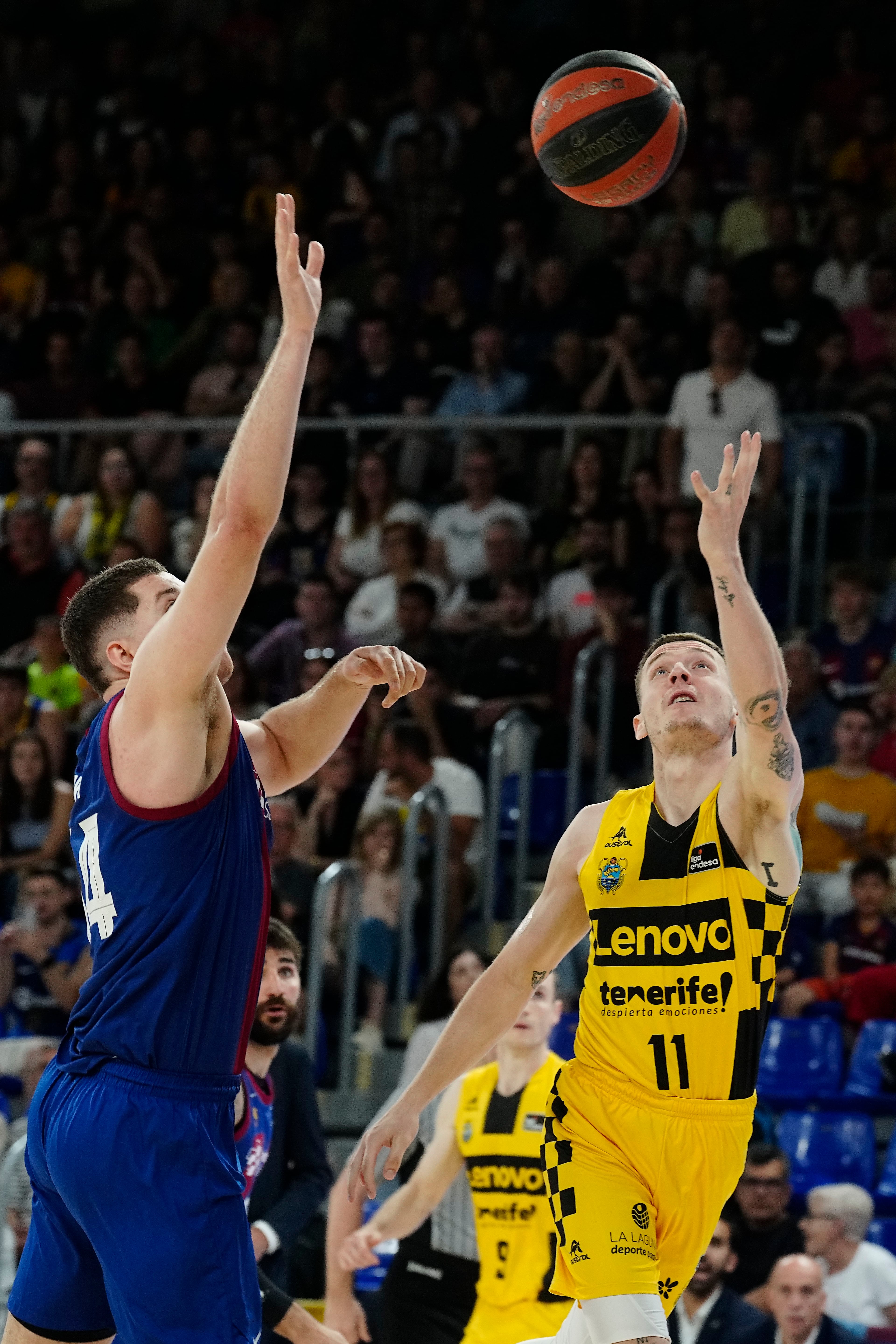 BARCELONA, 19/05/2024.- El jugador del Lenovo Tenerife Kyle Guy (d) y el jugador del FC Barcelona Joel Parra (i) durante el primer partido correspondiente a los cuartos de final del playoff de la Liga ENDESA entre el Barça y el Lenovo Tenerife, disputado este domingo en el Palau Blaugrana. EFE/Enric Fontcuberta.