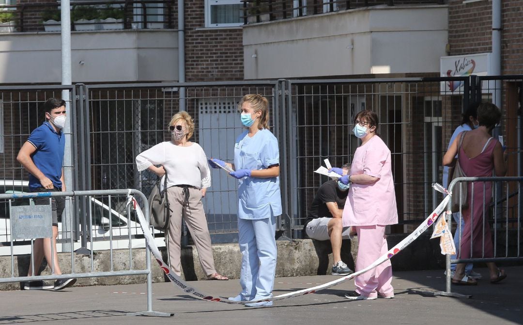 Un grupo de enfermeras espera para realizar pruebas PCR a los clientes de los bares de la calle Erdikale de Azpeitia 