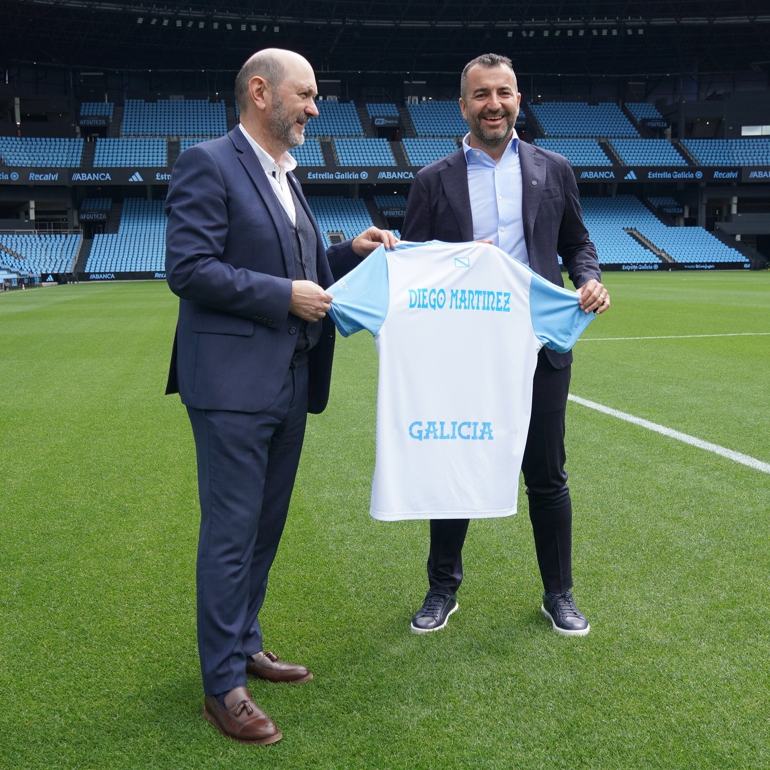 El Seleccionador Gallego, Diego Martínez posa junto al presidente de la RFGF, Rafael Louzán con la Irmandiña