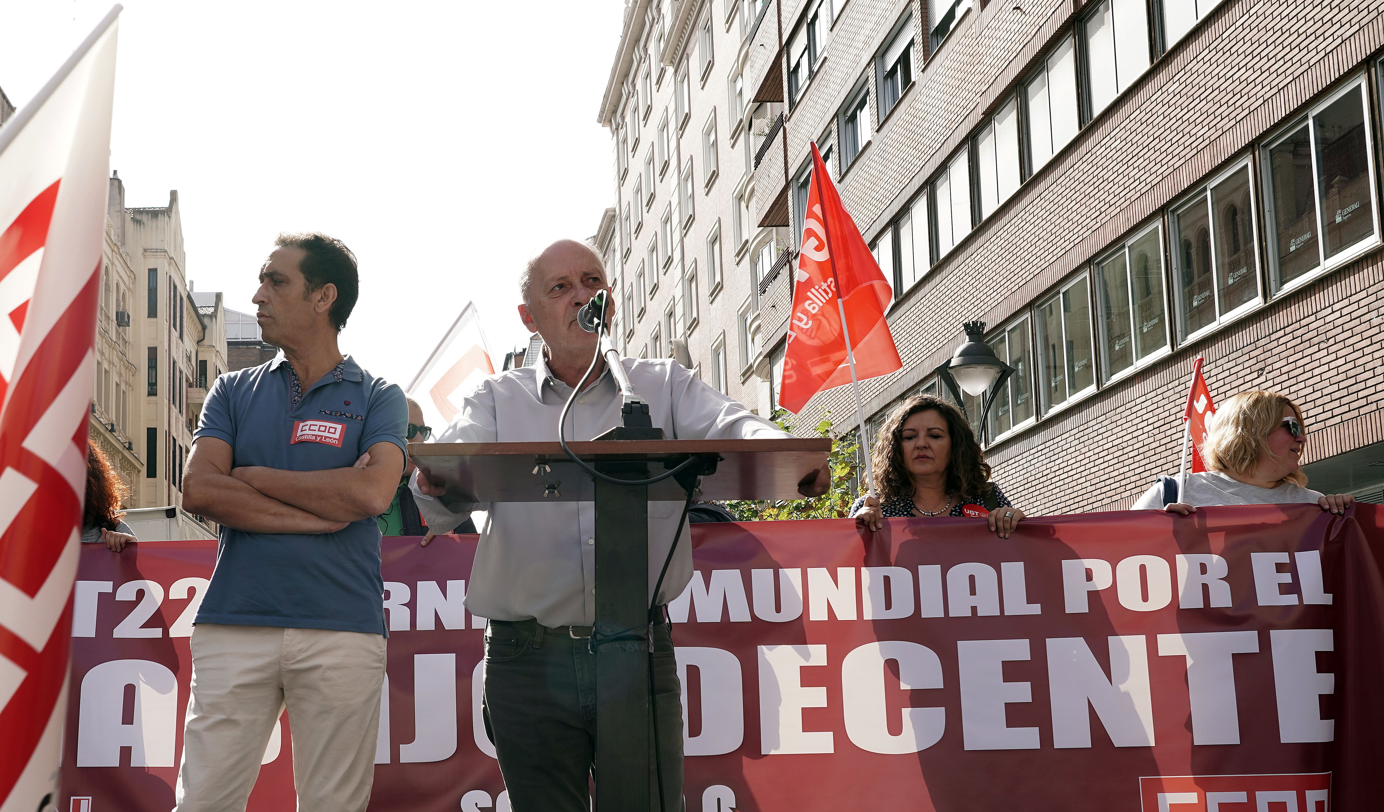 Los secretarios generales de CCOO, Vicente Andrés, y UGT, Faustino Temprano, participan en Valladolid, junto a delegados de ambos sindicatos, en una concentración con motivo del Día del Trabajo Decente con el lema &#039;Justicia salarial&#039;