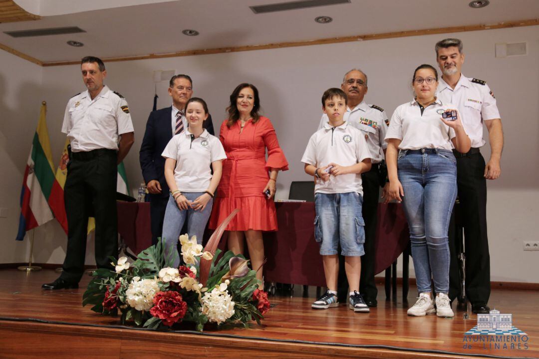 Algunos de los escolares que recibieron sus carnés, junto a autoridades políticas y policiales.