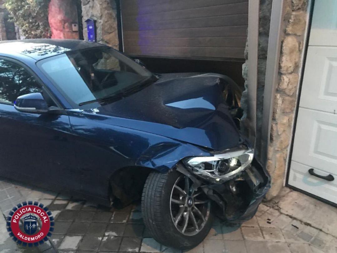 El coche terminó así su periplo nocturno, tras haber dañado a cuatro coches aparcados en esa misma calle Poseidón de Valdemoro.