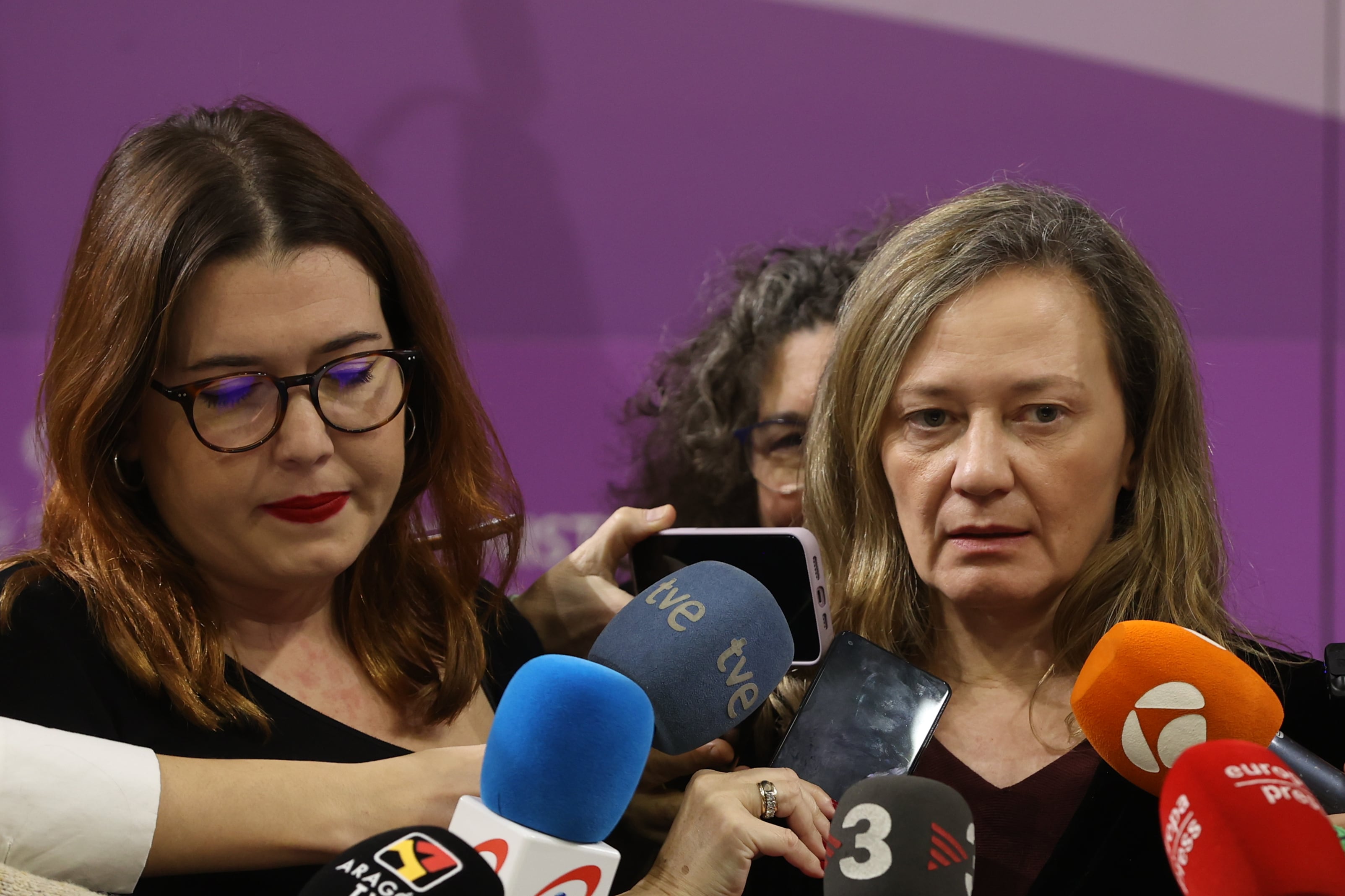 La secretaria de Estado de Igualdad y contra la Violencia de Género, Ángela Rodríguez (i), y la delegada del Gobierno contra la Violencia de Género, Victoria Rosell, atienden a los medios de comunicación este lunes en Madrid para hablar de las últimas novedades judiciales relativas a  la violencia sexual.