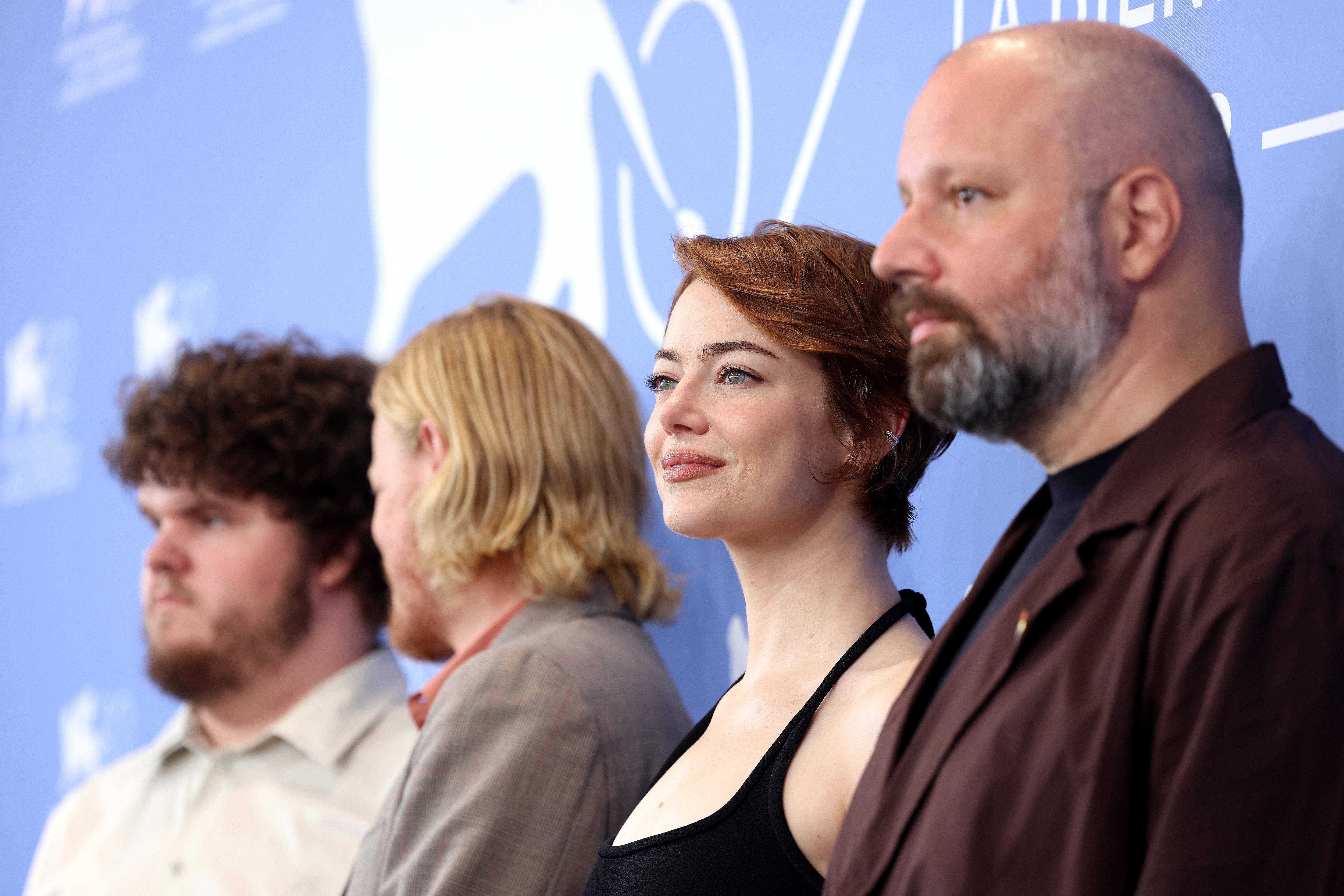 Aidan Delbis, Jesse Plemons, Emma Stone y Yorgos Lanthimos presentan &#039;Bugonia&#039; en el Festival de Venecia. (Photo by Franco Origlia/Getty Images)