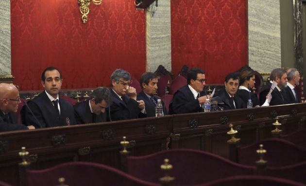 Los abogados de la defensa durante la revisión de hoy de la sentencia del Tribunal Superior de Justicia de Valencia (TSJV)