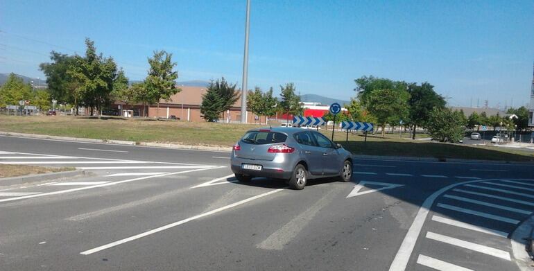 Un vehículo en la carretera