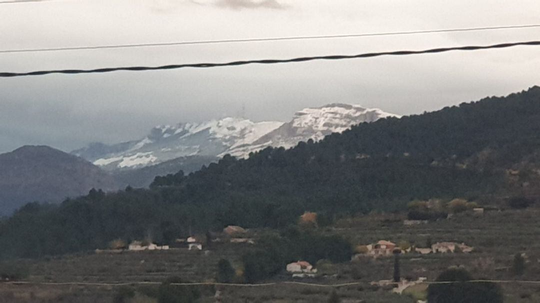 La nieve cubre lo más alto de la Sierra de Aitana.