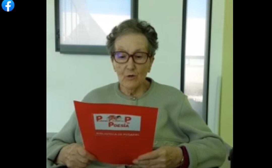 Una de las residentes leyendo un poema