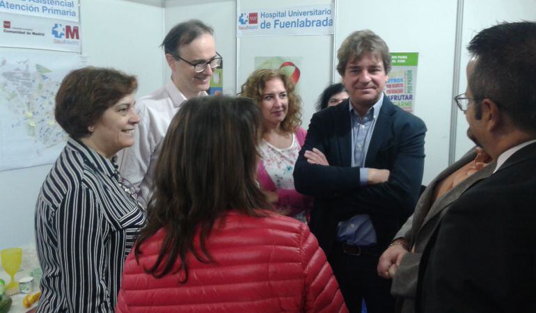 El alcalde fuenlabreño ha visitado la carpa instalada en la plaza del Ayuntamiento e inaugurado la Feria.