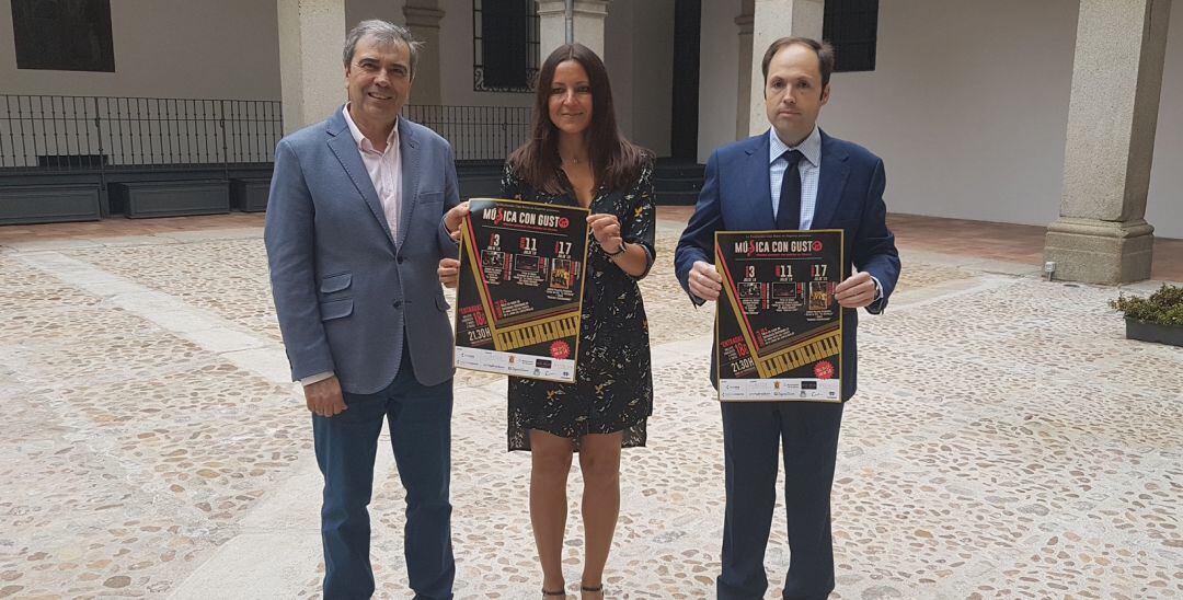 Beatriz Serrano junto al director del Museo Esteban Vicente, Luis Miguel del Pozo - a la izquierda - y Francisco Gabarrón, representante del Palacio Episcopal 