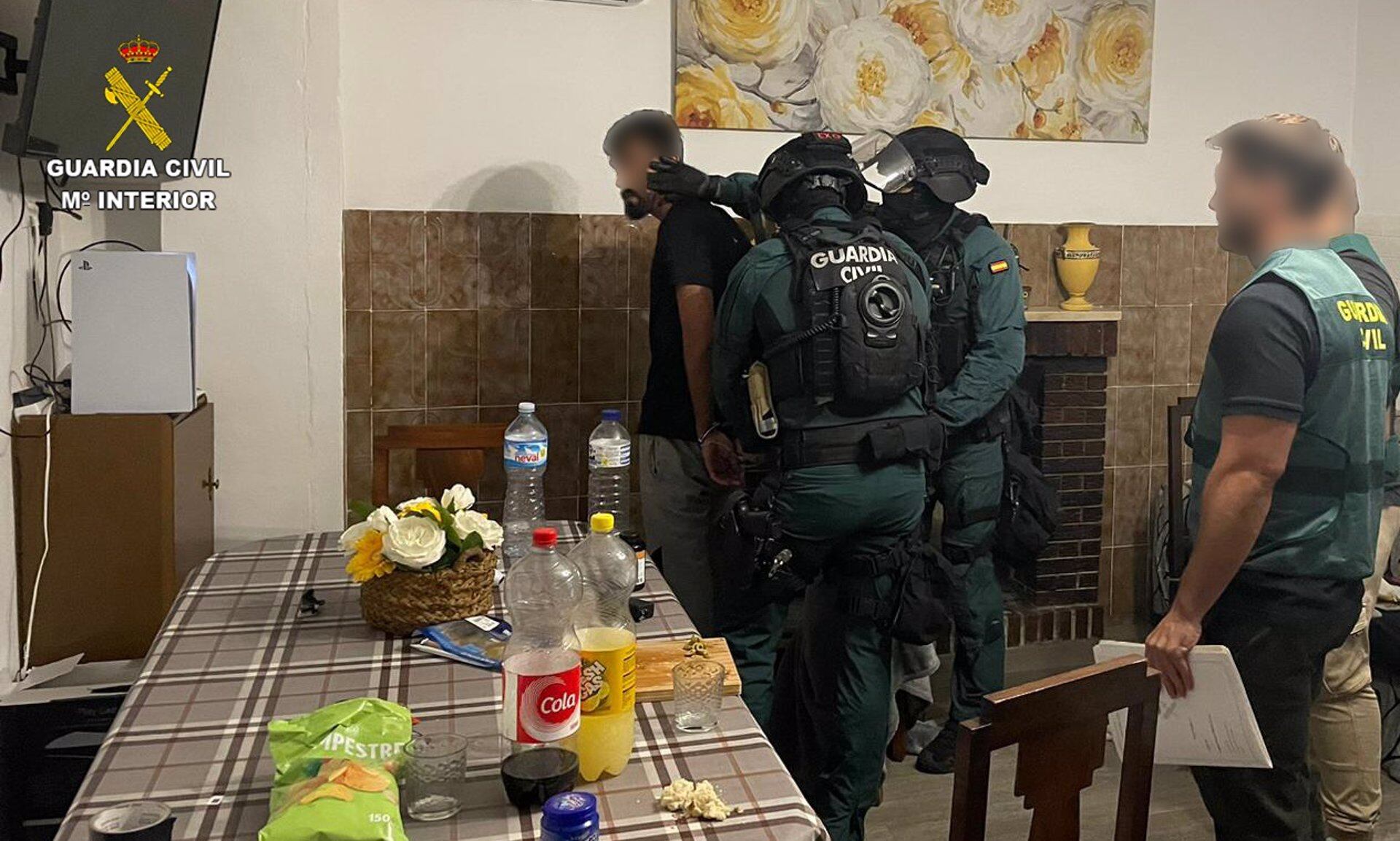 La Guardia Civil en el momento de la detención de uno de los secuestradores