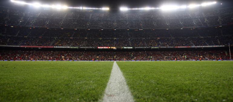 Una panorámica a ras de césped del Camp Nou.