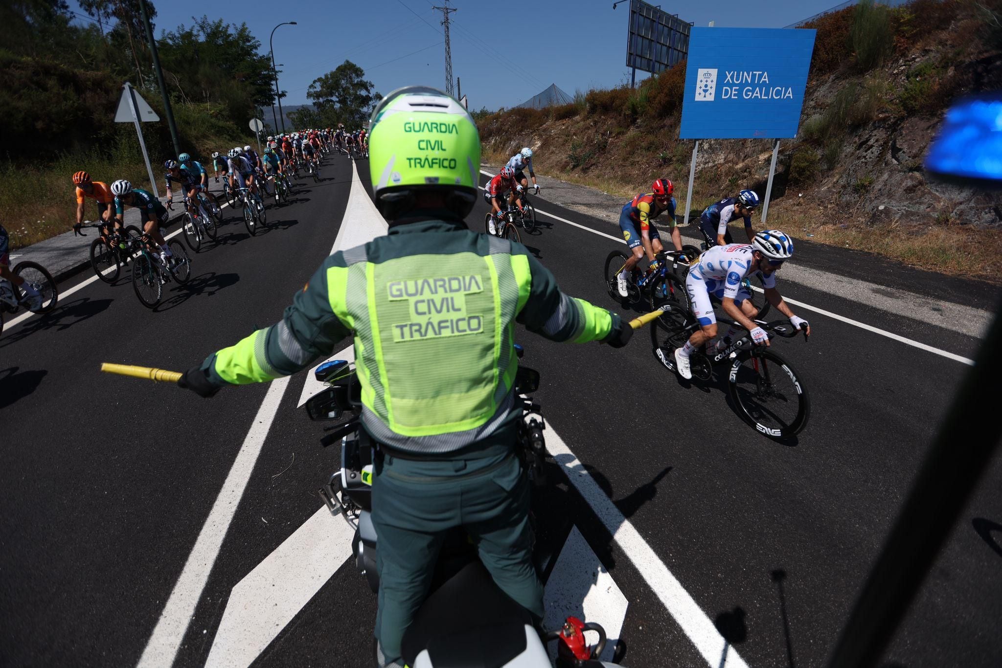 La Guardia Civil regulando el tráfico en La Vuelta