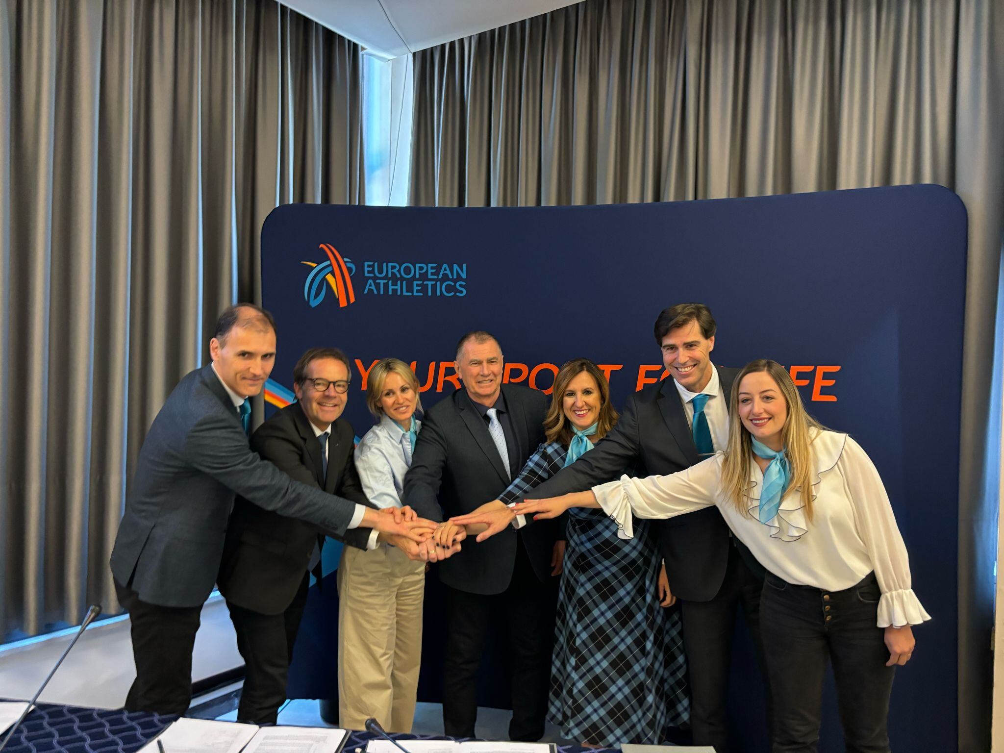 Delegación de València en Roma presentando la candidatura para el campeonato de Europa de Pista Corta 2027