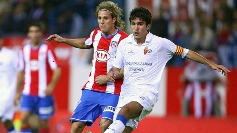 Alberto Zapater disputando un balón a Forlán en el estadio Vicente Calderón